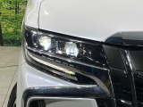 【LEDヘッドライト】悪天候や夜間走行時も良好な視界を確保し安心して運転できる高輝度LEDヘッドライトを装備!点灯速度が早く、消費電力も抑えられています。