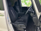 前席はゆとりを感じる空間で、運転席と助手席にそれぞれ座りやすいシートを備えています。乗り降りしやすい開口部から視界も広がり、毎日の移動を快適に過ごせます。