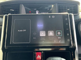 ナビやオーディオなどの機能をまとめて確認できるディスプレイを採用。表示が見やすく、目的地設定や各種メニューの操作を手元で行える便利な装備です。