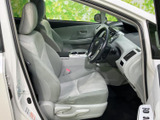 明るい色合いのシートと見通しのよい運転席まわりで、乗り込んだ際も開放感があります。座面や背もたれにゆとりが感じられ、毎日の移動を快適にサポートします。