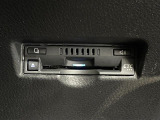 【ビルトインETC】車載器がビルトインで装備されています。有料道路の乗り降り時に停車することなくスマートに乗り入れが可能になったり、割引を受けることができる嬉しい装備です。