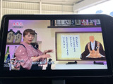 テレビ映像を画面で視聴できる装備です。お出かけ先で停車している間の待ち時間にも番組を楽しめ、車内で過ごす時間をより充実させます。視聴は停車中にご利用ください。