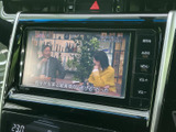 テレビ番組を画面で視聴できる装備です。停車中の休憩時間にも映像を楽しめるため、車内で過ごすひとときに活用いただけます。視認しやすい位置に画面が備わっています。