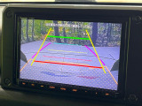 【バックカメラ】駐車時に後方がリアルタイム映像で確認できます。大型商業施設や立体駐車場での駐車時や、夜間のバック時に大活躍!運転スキルに関わらず、今や必須となった装備のひとつです!
