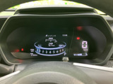 走行に関わる情報をひと目で確認しやすい表示で、運転中の状況把握をサポート。視線移動を抑えやすく、日々の移動から遠出まで安心してお使いいただけます。