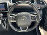 手元には複数のスイッチが備わり、運転姿勢を保ちながら必要な機能へアクセスしやすい仕様です。メーターも正面に見渡せるため、運転中に確認したい情報を捉えやすくなっています。