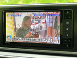 テレビ番組を画面で視聴でき、停車中の休憩時間を過ごす際にも楽しみが広がります。映像を楽しめる機能を備えており、待ち時間などに車内で過ごすひとときに便利です。