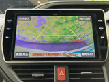 後方の映像に目安となるガイド線が重なり、駐車時に進路や車両周辺を確認するのに役立ちます。画面上で視点の切り替えもでき、周囲を確かめながら駐車操作を進められます。