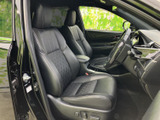 運転席と助手席には、身体を包み込む形状のシートを採用し、座面と背もたれの模様が空間にアクセントを添えています。前方や左右の視界も確保され、乗り降りの際にも室内の様子を確認しやすい配置です。