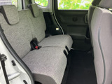 後席は左右に並ぶ座席とヘッドレストを備え、同乗者が落ち着いて過ごせる空間です。足元にもスペースが確保され、家族での移動にも使いやすい室内です。