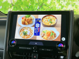 テレビ画面を大きく表示でき、停車中に映像や番組を視聴したいときに活用できます。画面内の表示も見やすく、車内で待ち時間を過ごす際にも便利。ご利用の場面に合わせて、停車中のひとときをお楽しみいただけます。