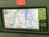 地図表示や目的地設定などの案内画面が確認でき、周辺施設を探す場面にも便利です。画面上の表示と操作項目がまとまっており、行き先の確認やルート検討を日常の移動に役立てられます。