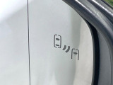 【ブラインドスポットモニター】走行中、ドアミラーの死角になりやすい箇所に後続車が接近するとサイドミラーのレンズに警告を表示!ドライバーに注意喚起をしてくれます。
