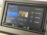 画面には地図メニューや周辺検索、テレビなどの項目が表示され、目的に応じて選びやすい構成です。タッチ操作で必要な情報にアクセスでき、移動中の日常利用をサポートします。
