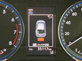 後退時に車両周辺の障害物を知らせる表示をメーター内で確認でき、駐車時の周囲確認をサポートします。音による案内にも対応しており、車庫入れなど日常の場面で役立ちます。