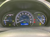 速度や各種車両情報をメーター内で確認でき、表示がまとまっていて運転前後のチェックにも便利です。必要な情報を視線を大きく移さず把握しやすい配置です。