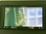 テレビ番組を画面で視聴できる装備です。停車中の待ち時間に映像を楽しめるため、お出かけ先での休憩時などにも活用できます。画面操作でテレビを選択できるのも便利です。