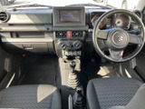 センター上部にディスプレイが配置され、運転席から確認しやすいレイアウトです。空調や各種スイッチも周辺にまとまり、日常の移動で扱いやすい配置です。