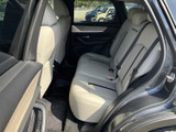 ゆったりとしたベンチシートで、複数人での乗車にも使いやすい後席です。明るいシートカラーと窓からの見通しが心地よく、家族や同乗者との移動時間を快適に支えます。