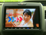 映像を表示できるモニターを備え、停車中にテレビ番組などを視聴できます。画面上のメニューから音量調整や項目選択も行え、停車時の待ち時間にも活用いただけます。