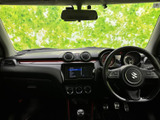 運転席から前方を見渡しやすいレイアウトで、メーターや中央の画面も視線を移しやすい位置に配置。前席にはゆったり座れる空間があり、毎日の移動も落ち着いて過ごせます。