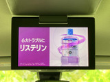 天井に設置されたモニターで、後席の同乗者も映像を楽しめる室内装備です。画面が見やすい位置にあり、停車中の待ち時間や休憩時にも車内で過ごす時間を彩ります。
