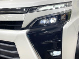 【LEDヘッドライト】悪天候や夜間走行時も良好な視界を確保し安心して運転できる高輝度LEDヘッドライトを装備!点灯速度が早く、消費電力も抑えられています。