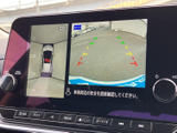 後方の映像に加えて車両周辺の様子も画面で確認でき、駐車時の後退をサポートします。ガイド表示を目安にしながら、周囲を確かめて操作していただけます。