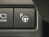【リモート機能つきアドバンストパーク】専用スマートフォンアプリの使用で、車外から遠隔駐車・出庫が可能な先進機能。広い場所で乗り降りしたい時に便利です♪