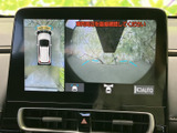 後方映像に加えて車両周辺の表示も確認でき、駐車時の周囲確認をサポートします。画面の案内を目安にしながら、目視も併用して安全にお使いください。