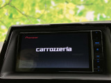ナビ・オーディオを備え、目的地の確認や車内での音楽再生などに活用できます。画面横に操作ボタンが並び、必要なメニューへアクセスしやすい構成です。