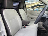 明るい色合いのシートとドアトリムで、運転席まわりはすっきりとした雰囲気です。前席にはアームレストも備わり、見通しのよい窓から周囲を確認できます。