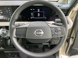 手元には複数のボタンが配置され、運転姿勢を保ちながら各種機能を操作できます。メーターや前方に目を向けたまま使いやすいレイアウトで、日々の運転を便利にサポートします。