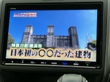 テレビ番組を画面で視聴できる装備を備えています。停車中の休憩時間などに映像を楽しめるため、待ち時間を過ごす際にも便利です。画面上に番組映像が表示され、視聴時の内容を確認できます。