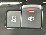 【電動パーキングブレーキ】パーキングブレーキは便利な電動式!ボタン一つで操作でき、アクセルを踏めば自動で解除されます♪レバーやペダルが無いので運転席廻りもすっきりしますね♪