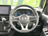 インテリアに合わせたデザインのステアリングは、運転される方のことも考え、運転しやすい形状、大きさです。是非一度、実際に触ってお確かめください。