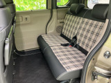 後席にはチェック柄のシートを採用し、車内全体に統一感があります。足元にもゆとりが感じられ、窓からの見通しもよいため、後席に乗る方にも快適にお過ごしいただけます。