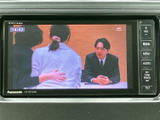 停車中にテレビ番組を視聴でき、休憩時間や待ち合わせの合間も車内で過ごしやすくなります。画面には番組映像が表示され、ひと息つきたいときの気分転換にも活用いただける装備です。