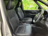 運転席と助手席はゆったりとした座席形状で、前方や周囲を見渡しやすいレイアウトです。落ち着いた色合いの室内で、毎日の移動も過ごしやすく感じられます。
