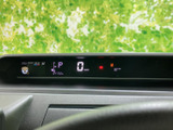 運転席から確認しやすい位置に表示部をまとめ、速度やシフト位置などの情報を把握しやすい構成です。必要な表示を視線移動を抑えて確認でき、日常の運転をサポートします。
