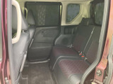 後席は複数人で座れる広さがあり、座面と背もたれの落ち着いた配色が室内になじみます。大きな窓から外を見渡しやすく、ご家族や友人との移動にも使いやすい空間です。