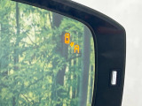 【リヤビークルディティクション】走行中、ドアミラーの死角になりやすい箇所に後続車が接近するとサイドミラー付近に警告を表示、ドライバーに注意喚起と、万一の際はハンドル操作をアシストをします。