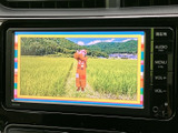 停車中にテレビ映像を楽しめる画面を備えています。色鮮やかな映像が表示され、休憩時間などに車内で過ごす際の楽しみを広げてくれる装備です。