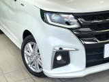 【LEDヘッドライト】悪天候や夜間走行時も良好な視界を確保し安心して運転できる高輝度LEDヘッドライトを装備!点灯速度が早く、消費電力も抑えられています。