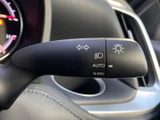 レバーには各種表示がまとめられており、運転席から位置を確認しやすい配置です。手元で扱う装備が集約され、運転中に必要な操作をスムーズに行える点が便利です。