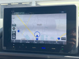 現在地を示す地図表示に加え、画面上で周辺道路を確認しながら目的地設定へ進めます。案内を見ながら行き先を選べるので、初めての場所への移動にも活用しやすい装備です。