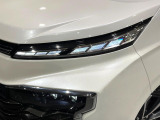 【三眼LEDヘッドライト】スタイリッシュな見た目の三眼LEDヘッドライトを装備♪スタイルだけでなく、夜間の走行も視界良好で安心してお乗りいただけます。