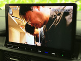 テレビ番組を画面で楽しめる装備で、停車中の待ち時間を過ごす際にも便利です。映像が画面いっぱいに表示されるため、車内でひと息つきたいときにお好みの番組を視聴できます。