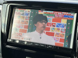 テレビ番組を画面で楽しめる装備を備えています。停車中の休憩時間などに映像を視聴でき、画面内の表示も確認しやすい配置です。車内で待ち時間を過ごす際にも活用いただける便利な装備です。