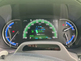速度や燃料残量などの情報をメーター内で確認でき、必要な表示を運転席から把握しやすい構成です。中央のディスプレイにも各種情報が集まり、日々の確認に役立ちます。